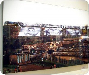 La photo grand format de JR prise à Kibera