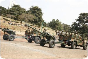 Préparatifs de la parade militaire à Nairobi