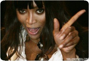 Naomi pointe du doigt